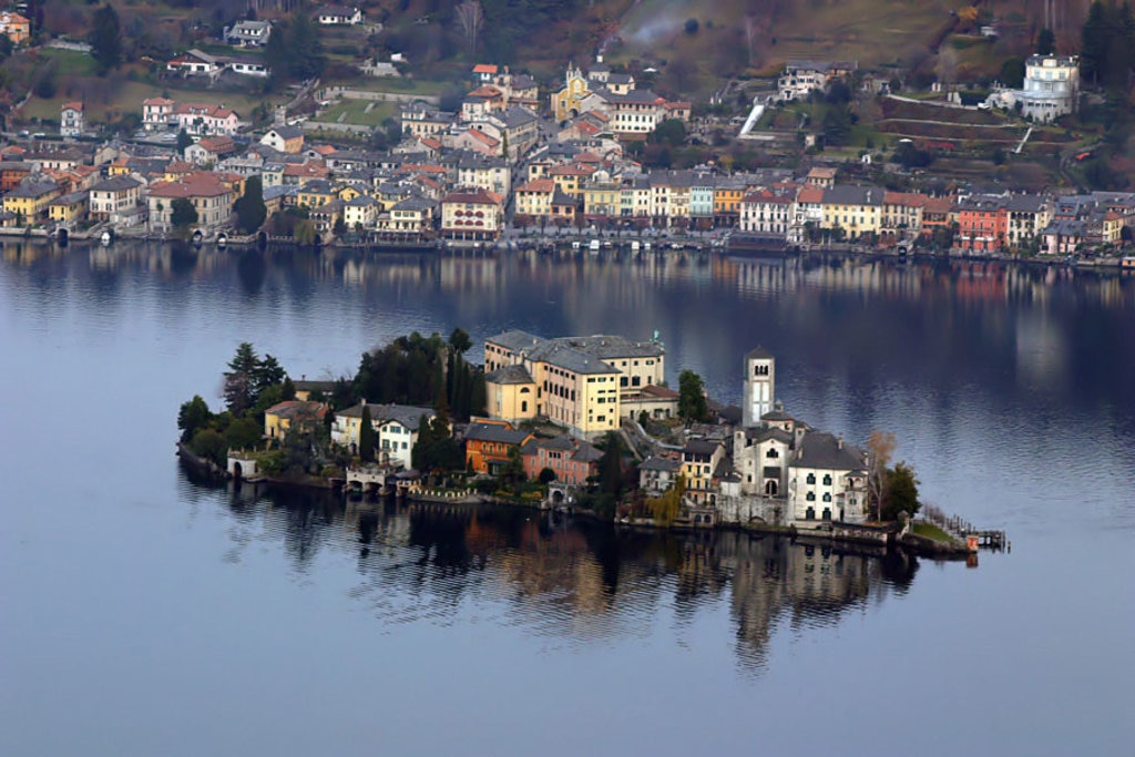 L'Isola di San Giulio immersa nel Lago d'Orta - By Giulio Roggero via Flickr