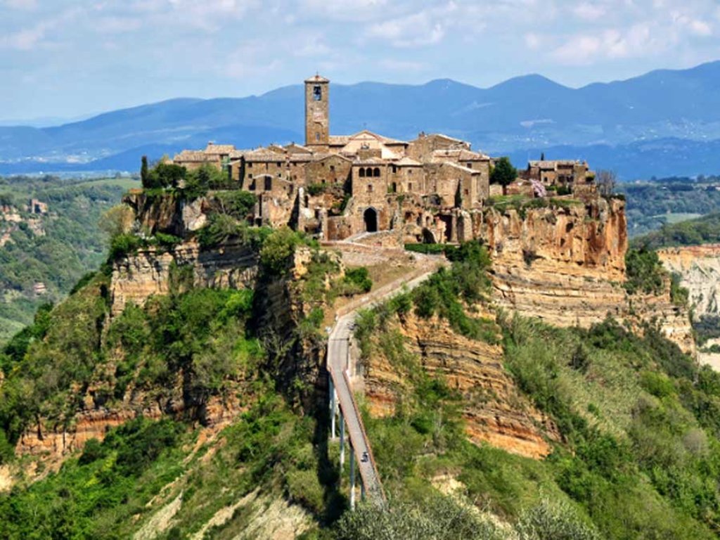 Il ponte che collega Civita al Comune di Bagnoregio - Photo credit Shutterstock