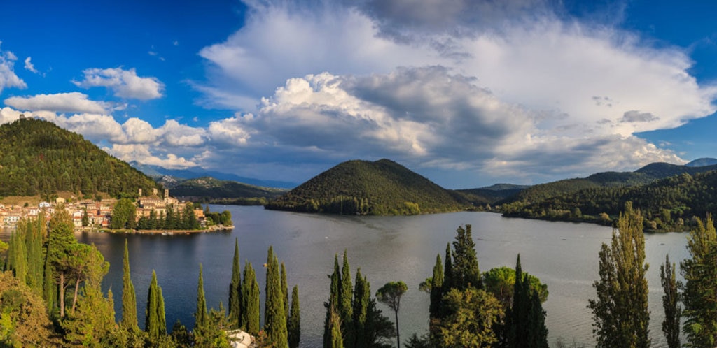 Il Lago di Piediluco con la Montagna dell'Eco - By Milarix (Own work)  , via Wikimedia Commons