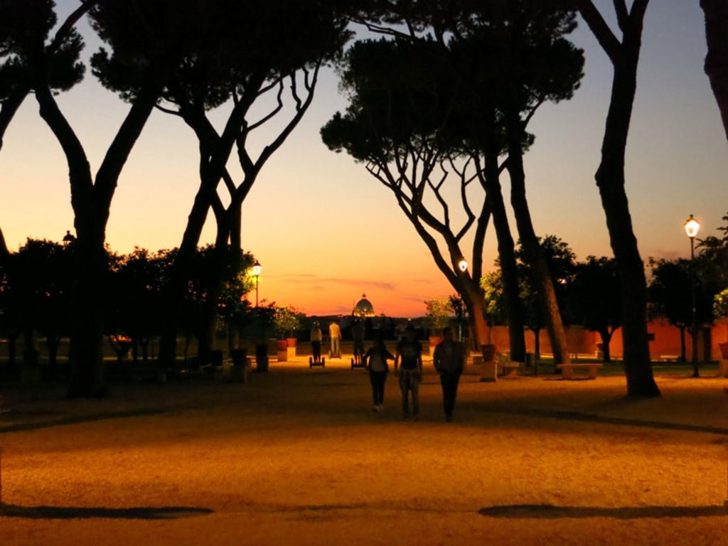 Alcuni ragazzi passeggiano, al tramonto, lungo uno dei viali del Giardino degli Aranci - By François Terrier via Flickr