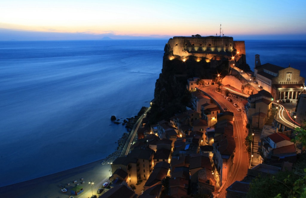 Il borgo di Scilla al tramonto, ai piedi del Castello Ruffo - By Cirimbillo (Own work)  , via Wikimedia Commons