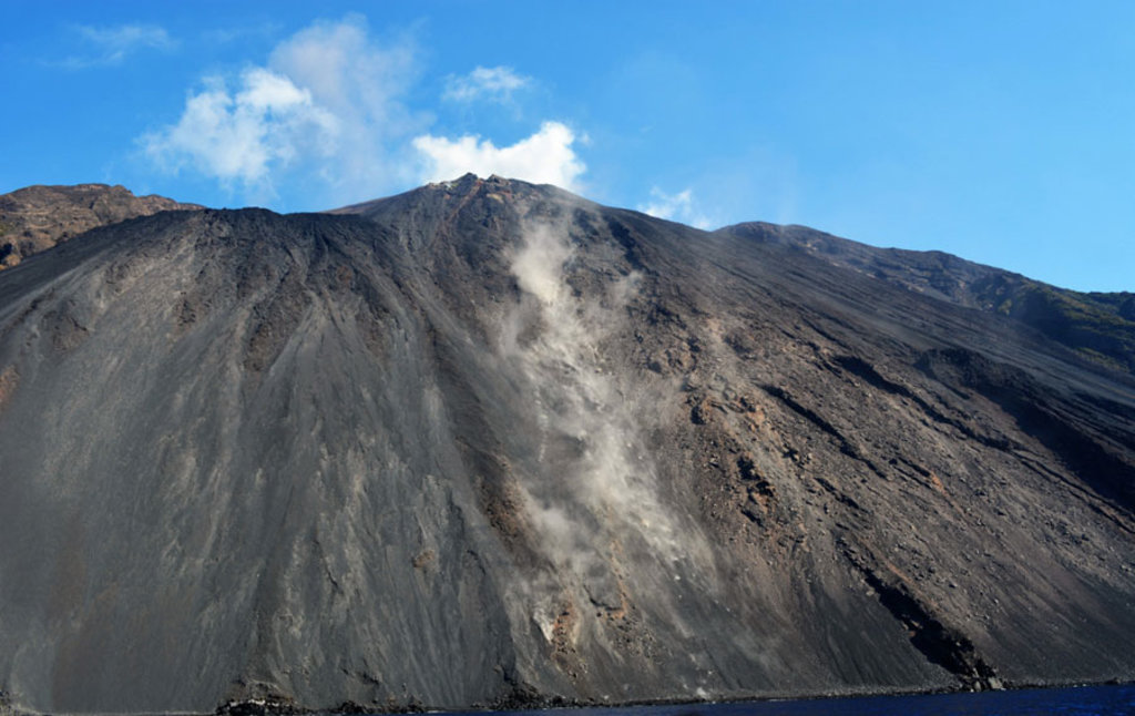 Stromboli, veduta dal mare della cosiddetta Sciara del fuoco - By Samantha De Martin