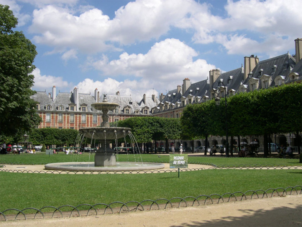 Uno scorcio di Place des Vosges - By AlNo (discuter/talk/hablar/falar) (AlNo (discuter/talk/hablar/falar))  , via Wikimedia Commons