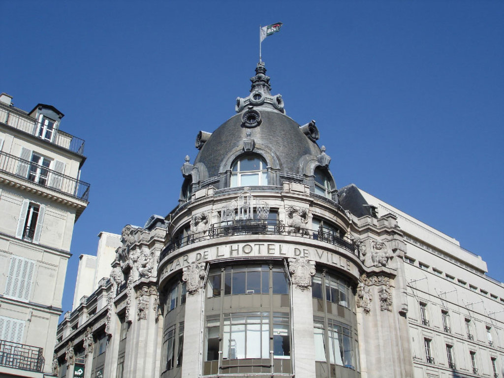 La cupola del Bazar de l'Hôtel de Ville - By FLLL (Own work)  , via Wikimedia Commons