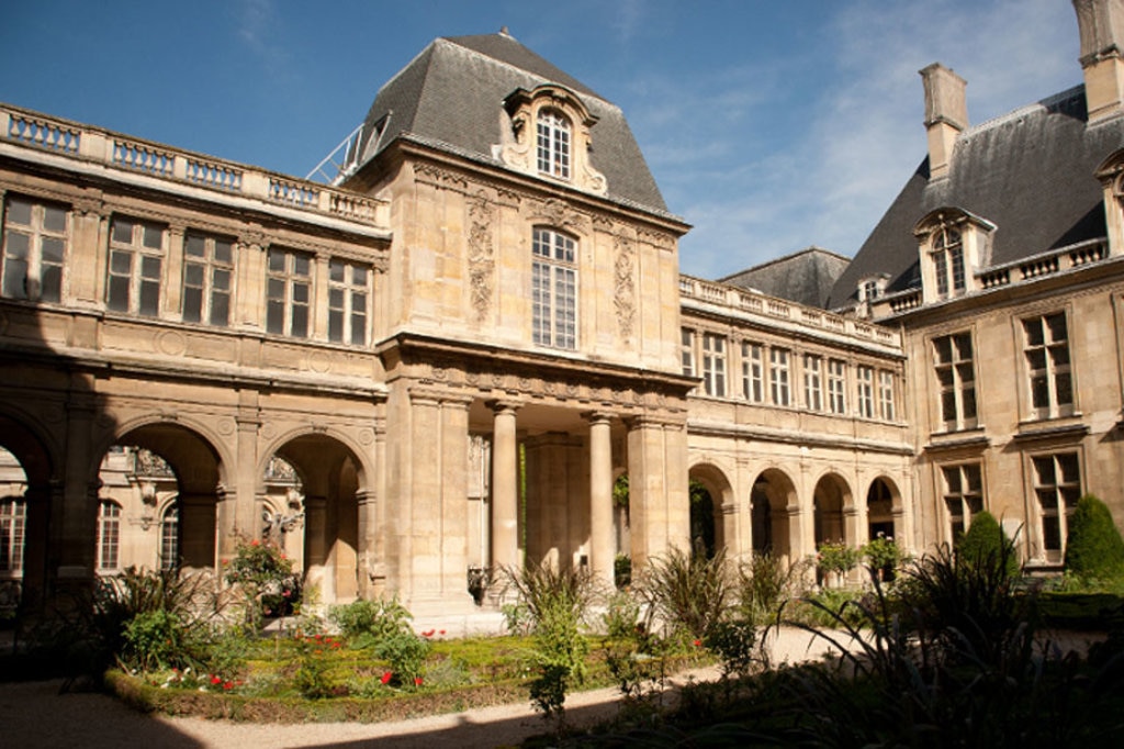 La corte interna dell'Hôtel de Carnavalet - By Ludovic Péron (Own work)  , via Wikimedia Commons