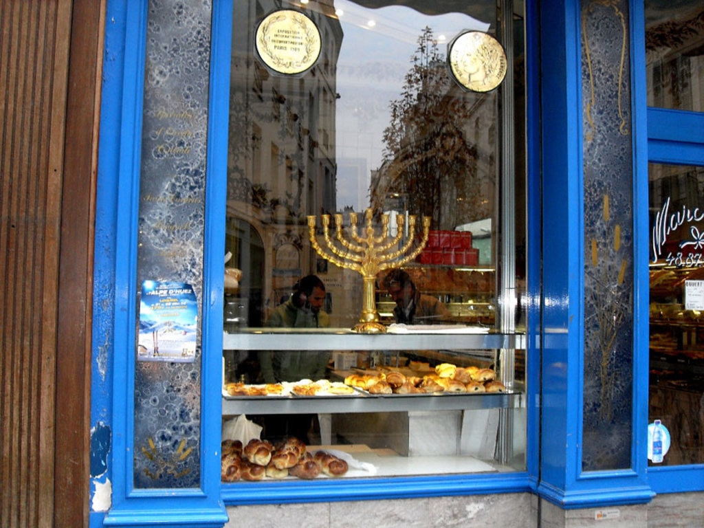 La vetrina di una panetteria tipica in Rue des Rosiers - By Utilisateur:Djampa - User:Djampa (Own work)  , via Wikimedia Commons