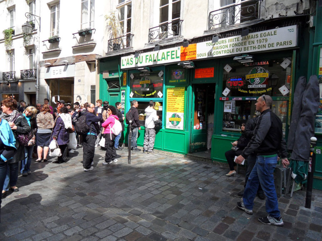 Una lunga fila davanti all'As du Falafel, una vera istituzione del Marais - By Plot Spoiler (Own work)  , via Wikimedia Commons