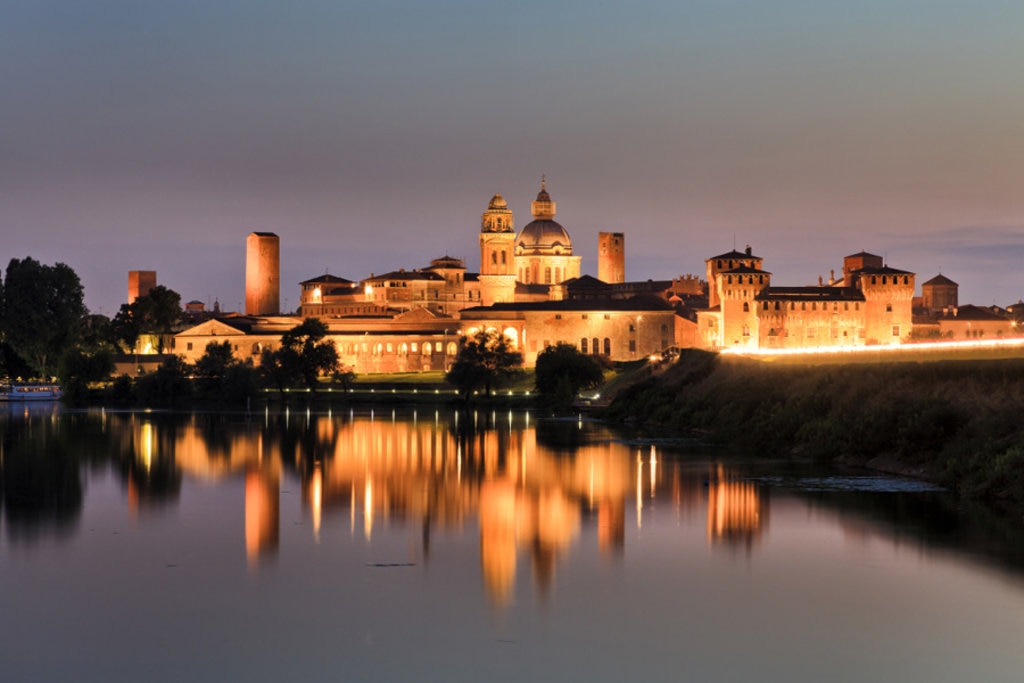 Suggestiva veduta notturna di Mantova - Photo credit Shutterstock