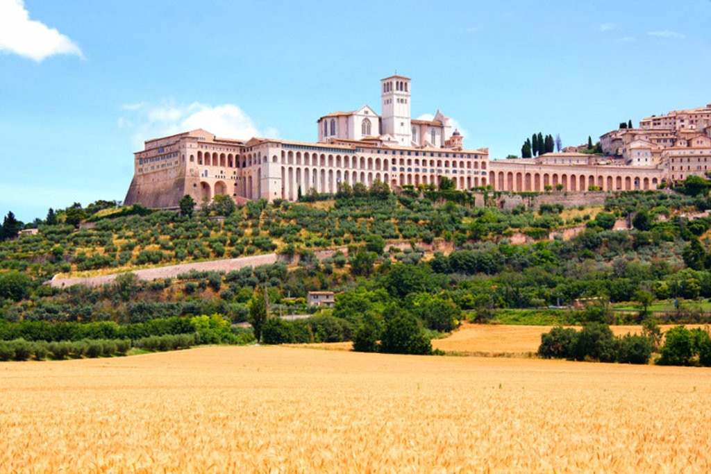 Vista verso la Basilica di San Francesco, Assisi - Photo credit Shutterstock