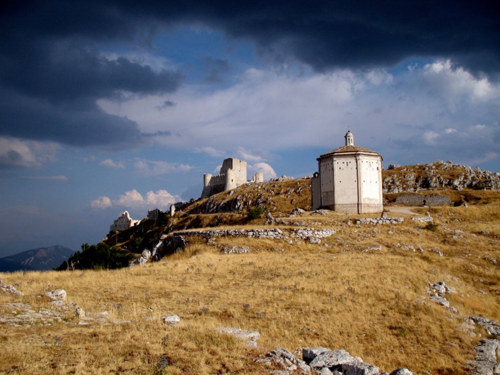 Rocca Calascio e nuvole - By The original uploader was SilviaManno at English Wikipedia (Transferred from en.wikipedia to Commons.)  , via Wikimedia Commons