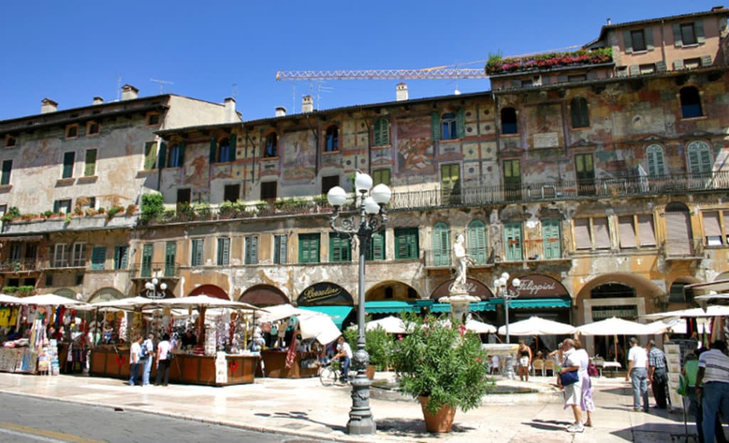 Piazza dei Signori con, al centro, la statua di Dante - By Didier Descouens (Own work)  , via Wikimedia Commons