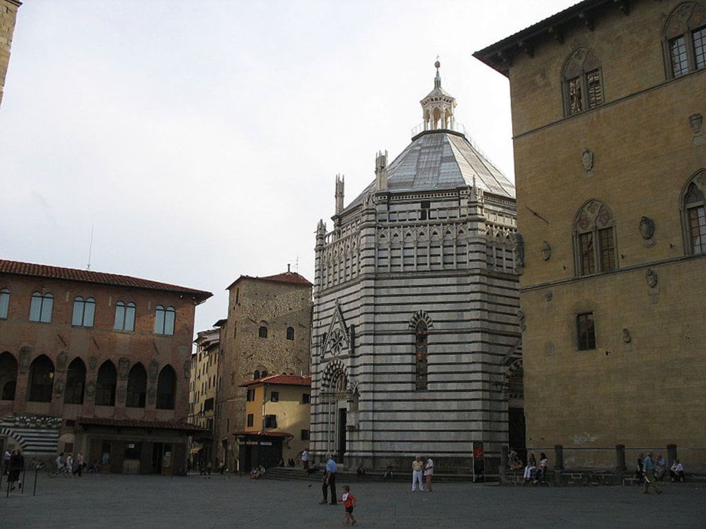 Su piazza del Duomo a Pistoia si affaccia fra gli altri il bellissimo Battisteo di San Giovanni - By Rokus Cornelis (Own work)  