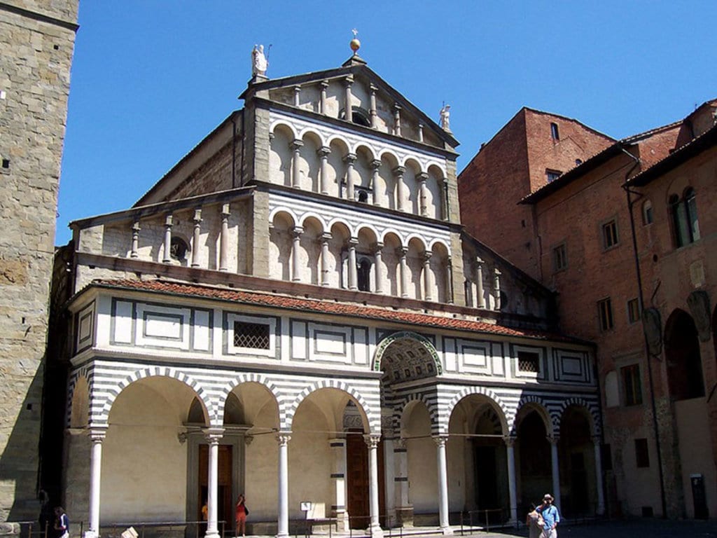 La facciata bicroma della Cattedrale di San Zeno a Pistoia. By Geobia (Own work)  