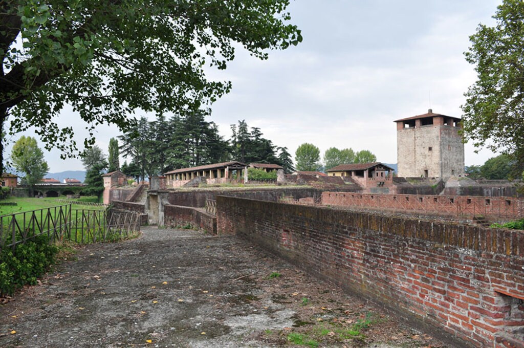 La fortezza fu costruita per difendere la città - By Jillybme (Own work)  