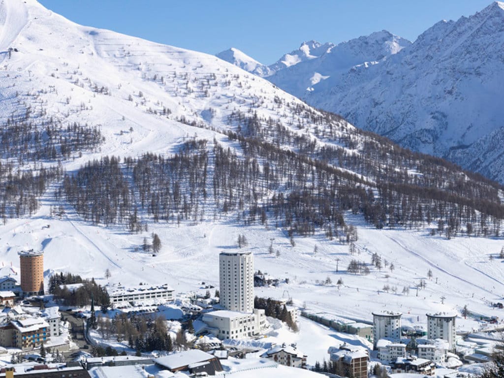 Veduta panoramica di Sestriere con le due caratteristiche torri. Photo credit Corbis