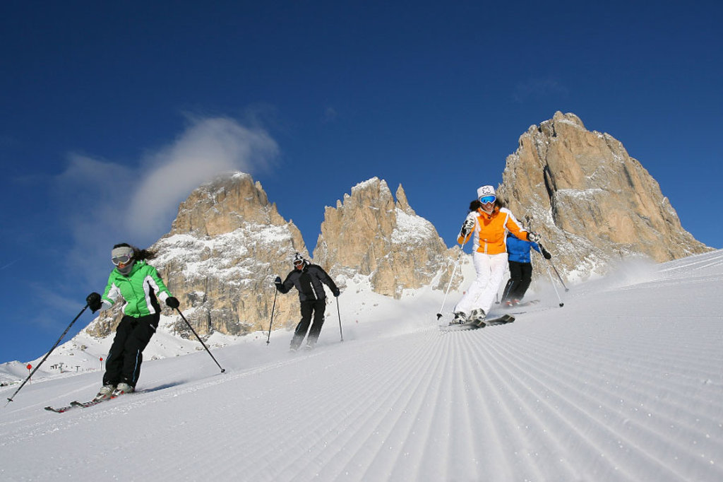 Alcuni sciatori lungo la Ski Area Col Rodella. Ph by RALF BRUNEL. Courtesy of AptVal di Fassa