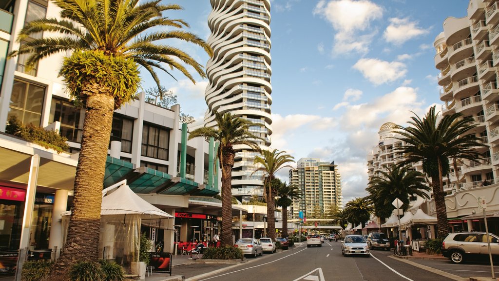 Broadbeach que inclui uma cidade, cenas de rua e um arranha-céu