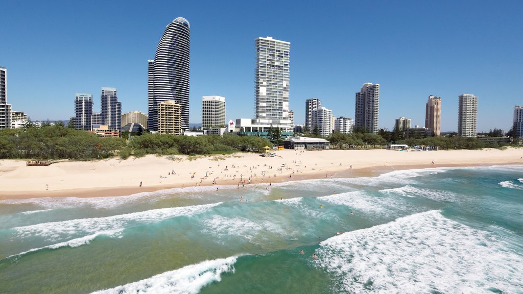 Broadbeach que incluye horizonte, una playa de arena y un edificio alto