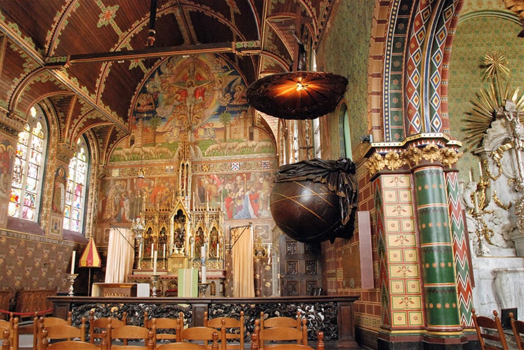 La Basilica del Sacro Sangue contiene una reliquia del sangue di Cristo, da cui il nome.