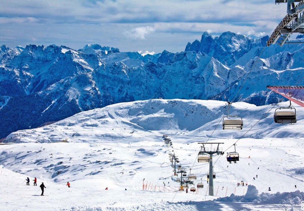 Sciatori nei pressi degli impianti della Ski area San Pellegrino. Courtesy of Skiarea San Pellegrino Media Relations