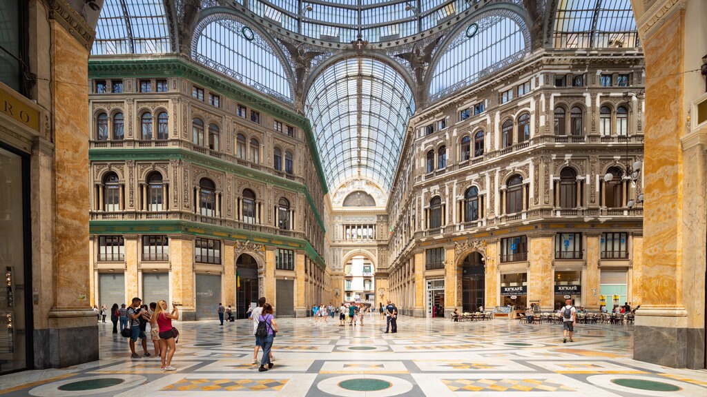 Galleria Umberto que incluye una plaza, vista interna y elementos patrimoniales