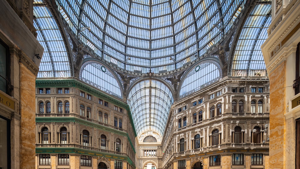 Galleria Umberto caracterizando vistas internas e elementos de patrimônio