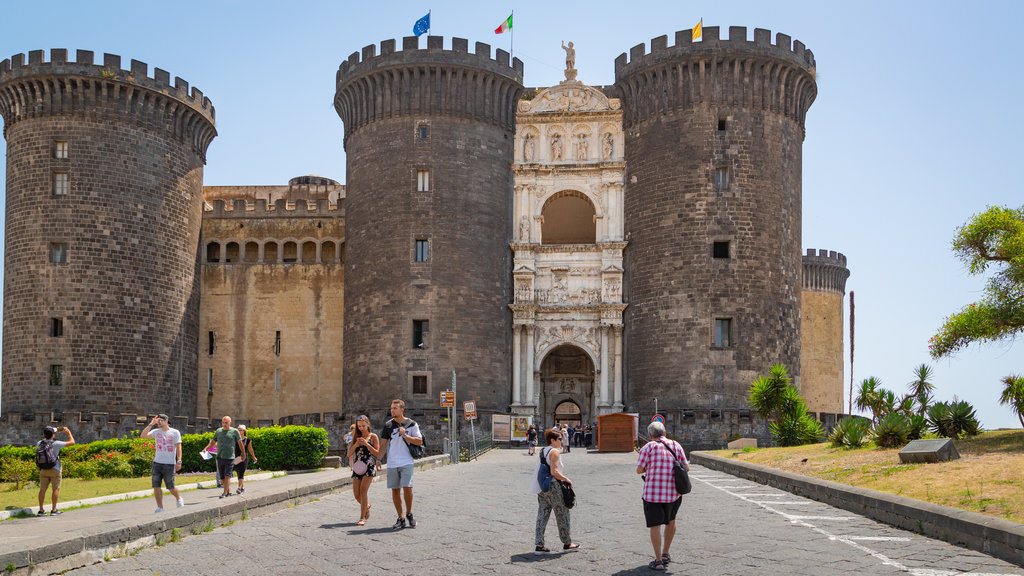 Castel Nuovo showing a castle, heritage architecture and street scenes