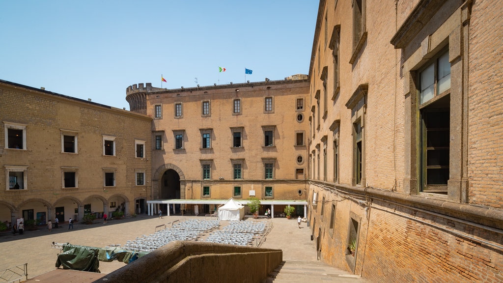 Castillo Nuevo que incluye elementos del patrimonio