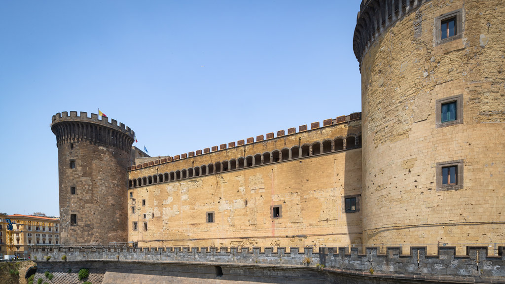 Castel Nuovo que inclui arquitetura de patrimônio e um pequeno castelo ou palácio