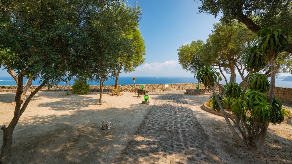 Castello Aragonese che include parco e spiaggia sabbiosa