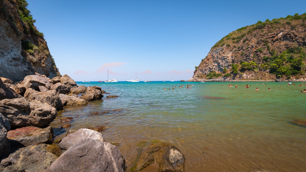 Bahía de Saint Montano ofreciendo costa rocosa y vistas generales de la costa