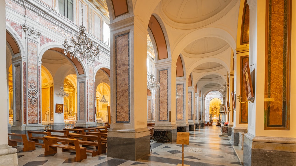 Catedral de Sorrento que inclui vistas internas, uma igreja ou catedral e elementos de patrimônio