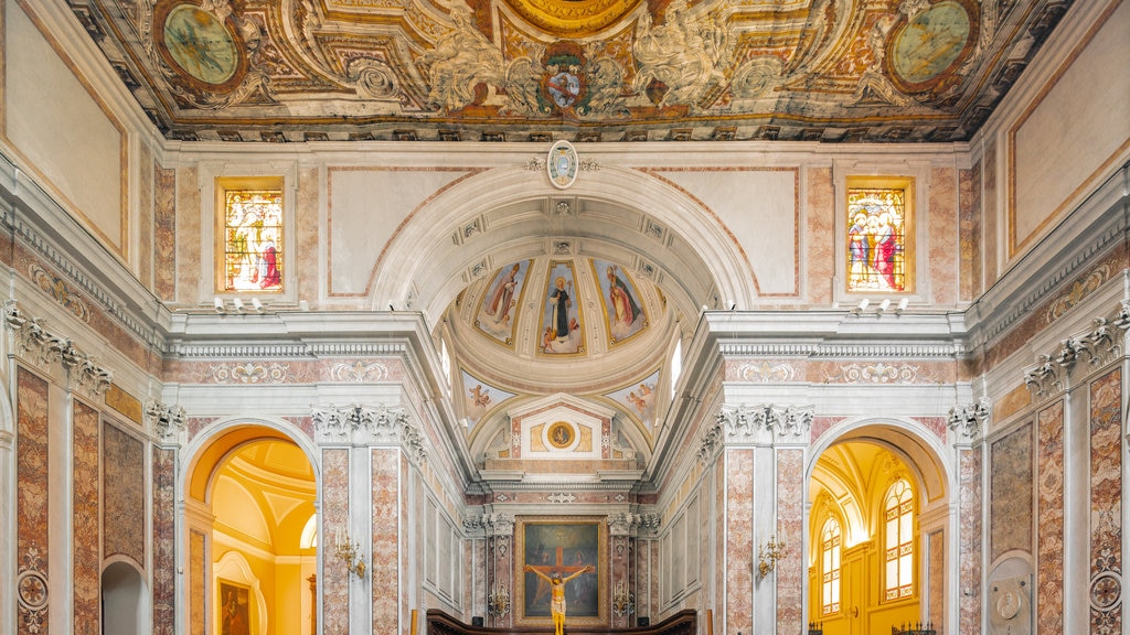 Catedral de Sorrento que incluye elementos patrimoniales, una iglesia o catedral y vista interna