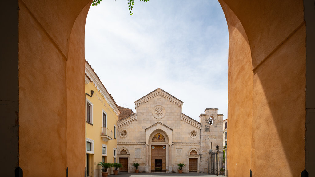 Catedral de Sorrento que incluye una iglesia o catedral y arquitectura patrimonial