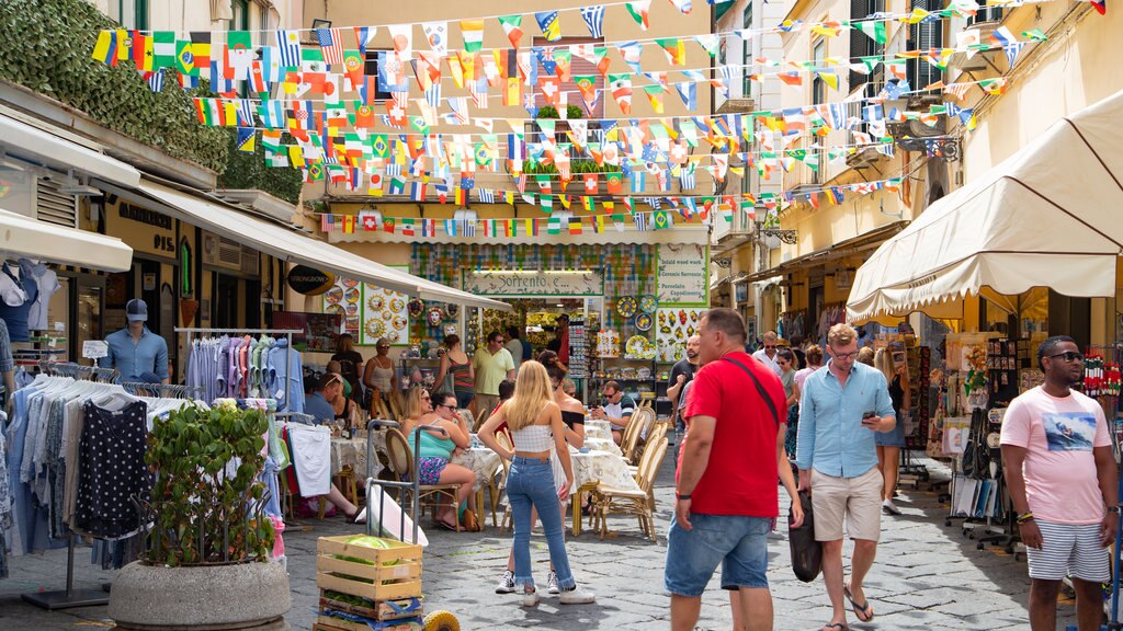 Costa de Sorrento ofreciendo mercados y escenas urbanas y también un pequeño grupo de personas