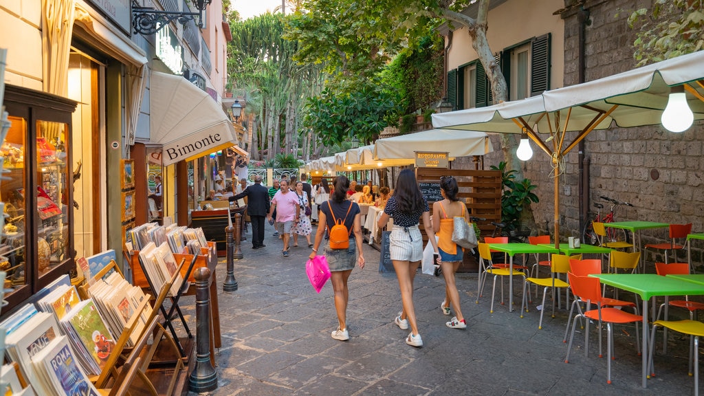 Costa de Sorrento mostrando escenas urbanas y también un pequeño grupo de personas