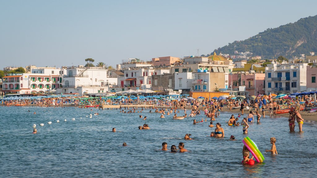 Ischia caracterizando paisagens litorâneas, uma praia de areia e uma cidade litorânea