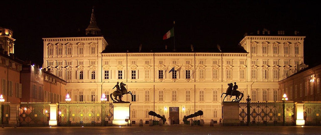 Palazzo Reale di Notte, con le statue dei Dioscuri Castore e Polluce. By Vale maio (Own work)  , via Wikimedia Commons