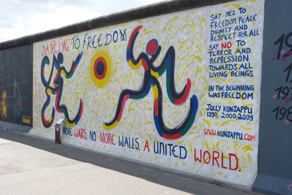 Uno slogan su una sezione di Muro nei pressi della East Side Gallery By Muns (eigenes Foto - own work)  , via Wikimedia Commons