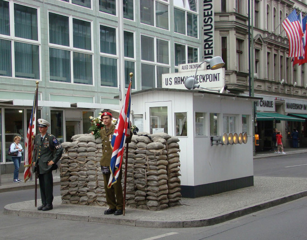 La ricostruzione del Checkpoint Charlie By Hajotthu (Own work)  , via Wikimedia Commons