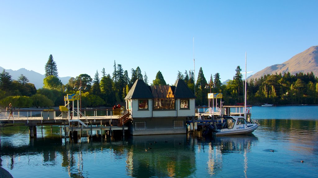 Steamer Wharf showing a marina, a coastal town and boating