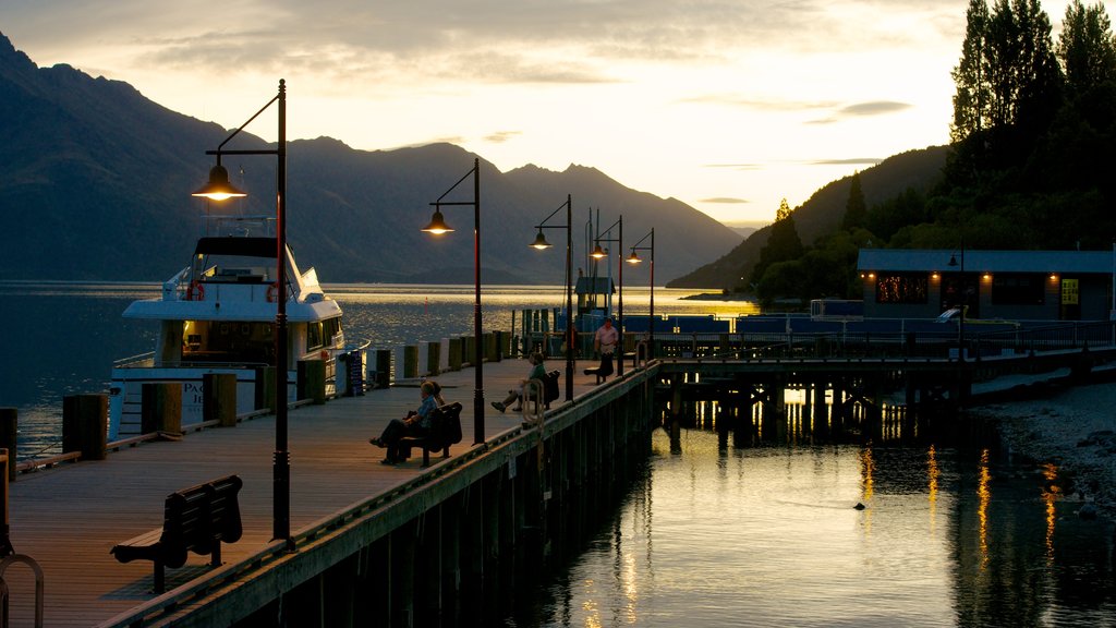 Steamer Wharf montrant un coucher de soleil et une marina