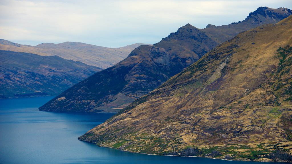 Bob\'s Peak showing landscape views, mountains and general coastal views