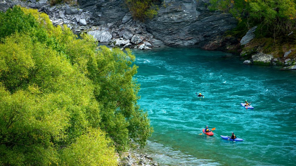 Pont suspendu de Kawarau montrant rivière ou ruisseau, kayak ou canoë et rapides