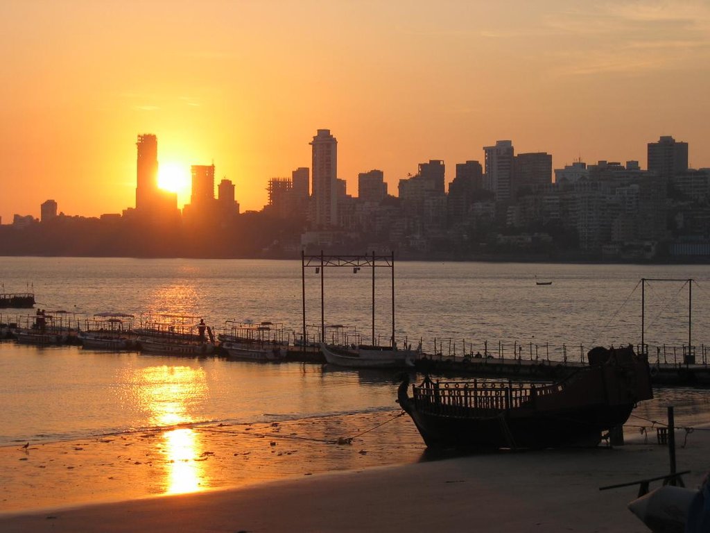 La vista da Chowpatty beach - By Original uploader was Nikkul at en.wikipedia - Transferred from en.wikipedia, CC BY-SA 2.0, https://commons.wikimedia.org/w/index.php?curid=18003447