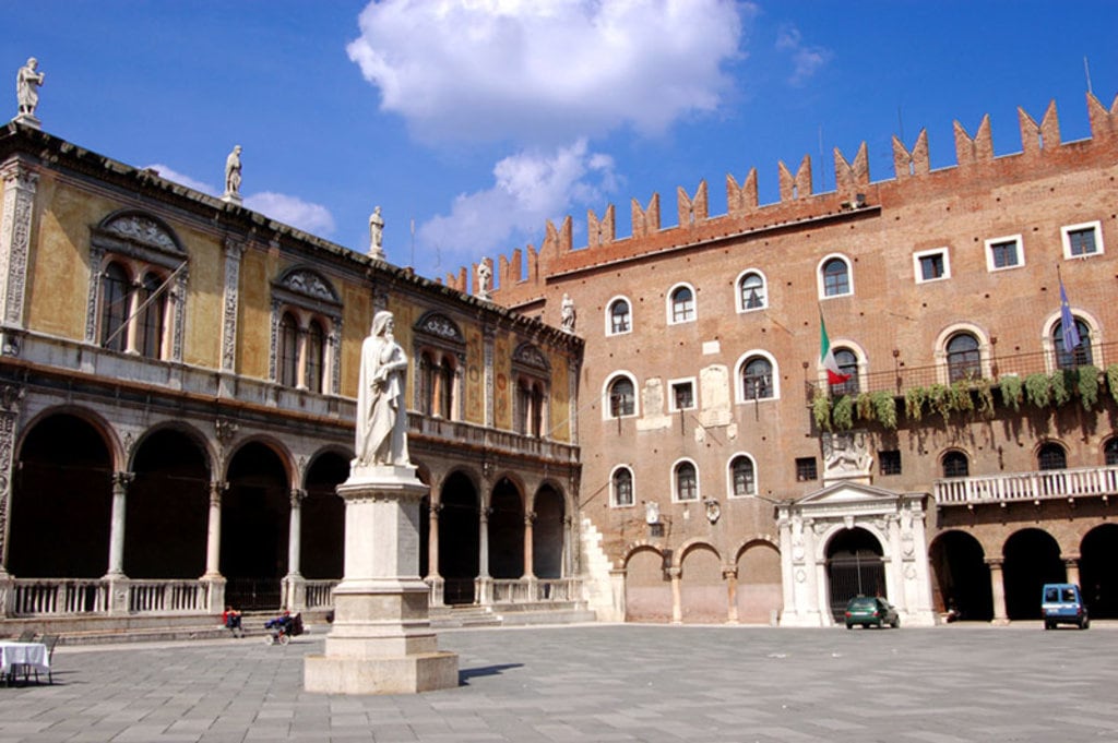 Piazza dei Signori a Verona - by Lo Scaligero - Under Creative Commons license CC BY SA-2.0 