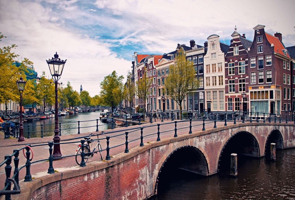 Le tipiche case affusolate di Amsterdam e i suoi canali