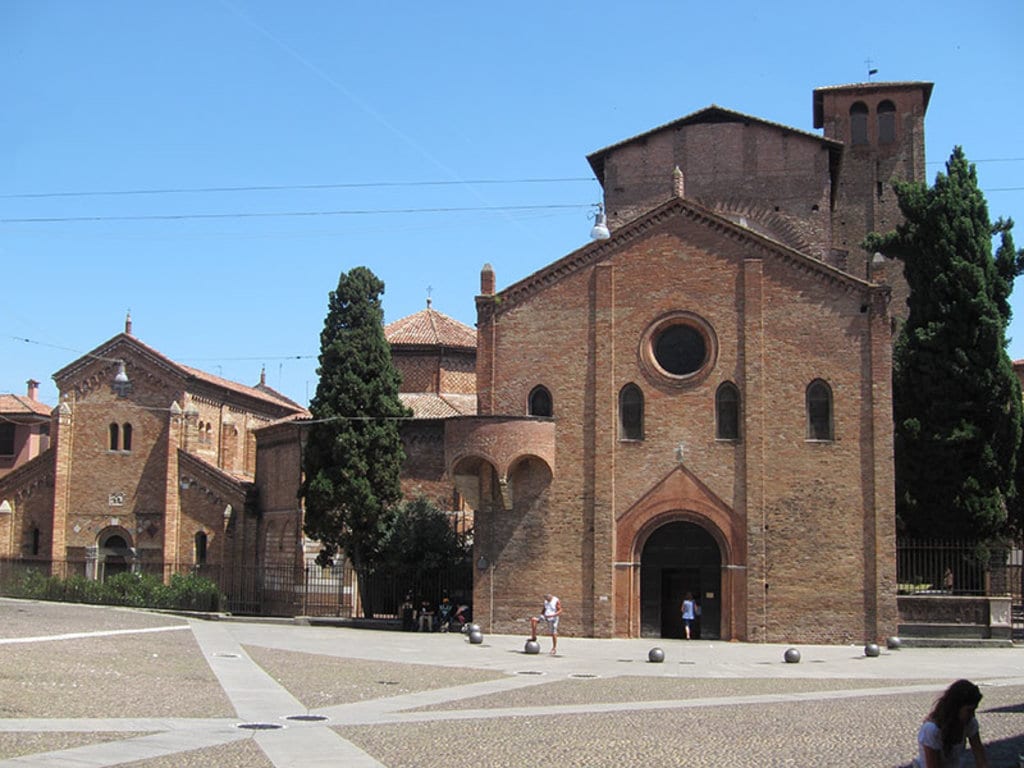 Facciata principale della Basilica Santo Stefano nell'omonima piazza