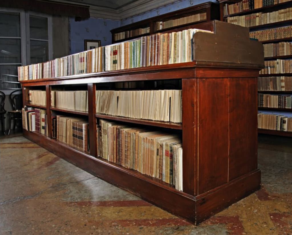 La biblioteca del poeta Giosuè Carducci presso la sua abitazione.