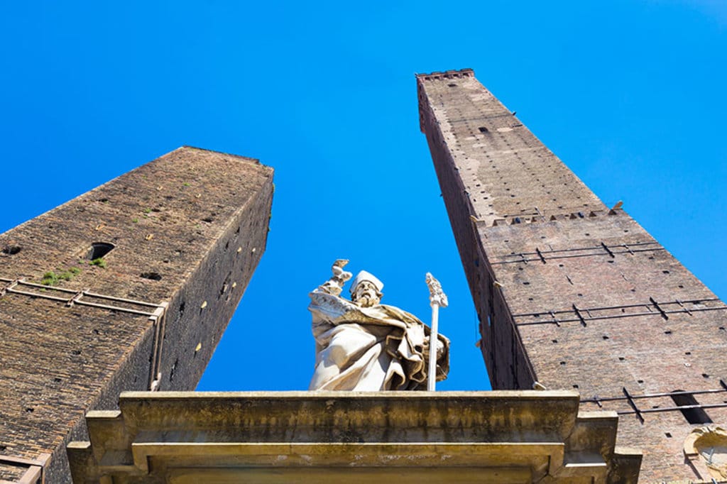 Le due Torri di Bologna: la Garisenda e degli Asinelli, in onore delle due famiglie che le hanno costruite